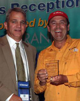 100728_sebile_accepts_icast_award_from_mike_nussman.jpg